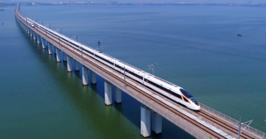 复兴道路上的亮丽名片2025-08-04，在全国科技大会、国家科学技术奖励大会、两院院士大会上，“复兴号”高速列车项目荣获2023年度国家科学技术进步奖特等奖。“高铁技术树起国际标杆”！习近平总书记出席大会并发表重要讲话，深情点赞中国高铁，并亲自为“复兴号”高速列车项目完成人代表颁发证书。